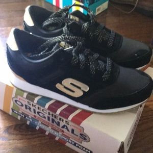 New Sketchers Women’s Gold Fever Sneakers 10